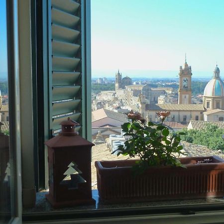 Casa Tipica Siciliana Patronale Home Bedandbreakfast Tremetrisoprailcielo Camere Con Vista, Colazione Interna In Terrazzo Panoramico กัลตาจีโรเน ภายนอก รูปภาพ
