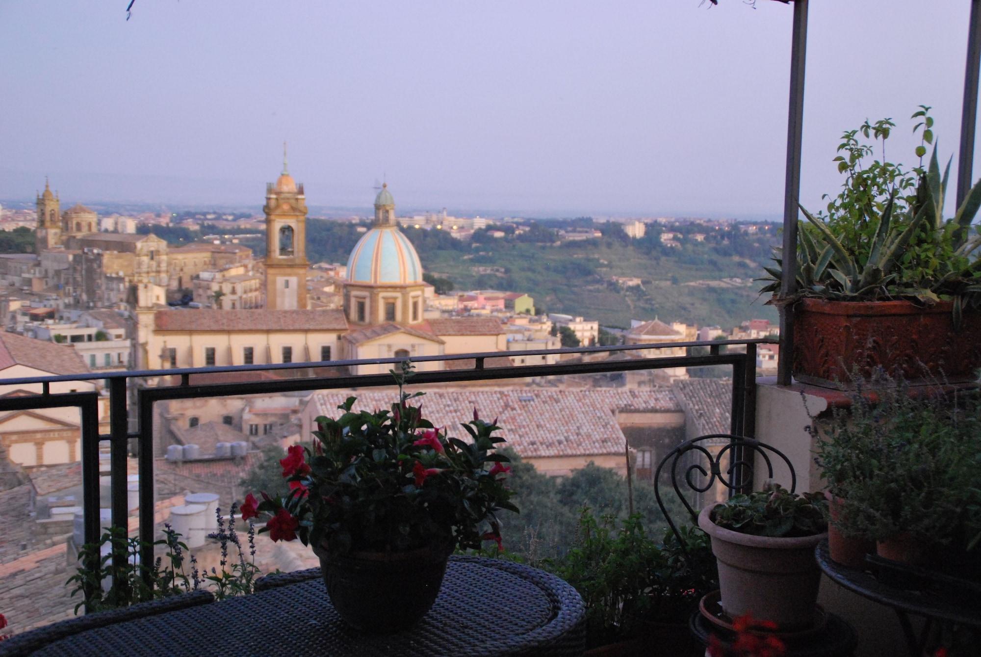 Casa Tipica Siciliana Patronale Home Bedandbreakfast Tremetrisoprailcielo Camere Con Vista, Colazione Interna In Terrazzo Panoramico กัลตาจีโรเน ภายนอก รูปภาพ