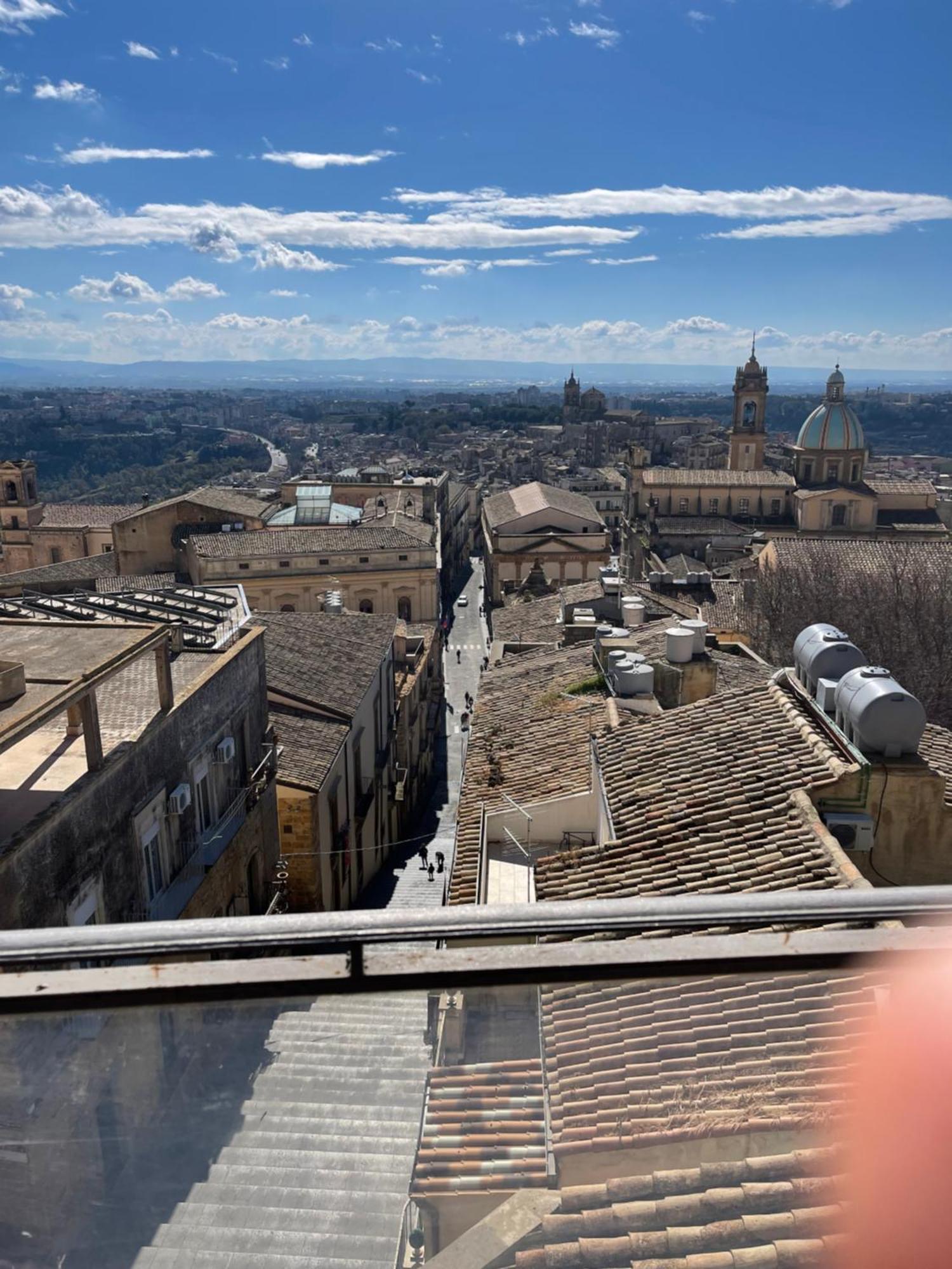 Casa Tipica Siciliana Patronale Home Bedandbreakfast Tremetrisoprailcielo Camere Con Vista, Colazione Interna In Terrazzo Panoramico กัลตาจีโรเน ภายนอก รูปภาพ