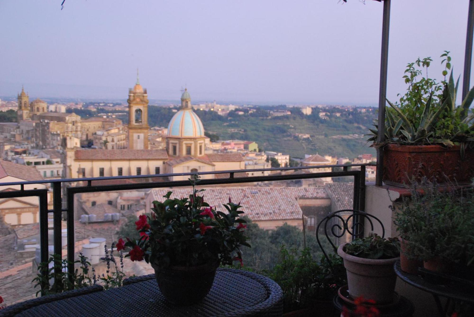 Casa Tipica Siciliana Patronale Home Bedandbreakfast Tremetrisoprailcielo Camere Con Vista, Colazione Interna In Terrazzo Panoramico กัลตาจีโรเน ภายนอก รูปภาพ