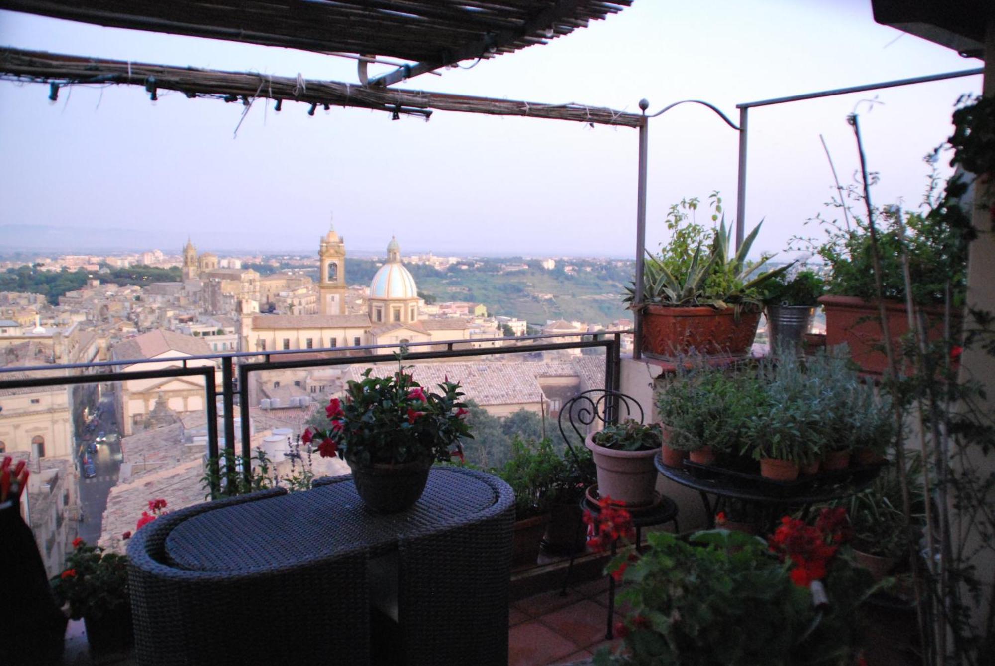 Casa Tipica Siciliana Patronale Home Bedandbreakfast Tremetrisoprailcielo Camere Con Vista, Colazione Interna In Terrazzo Panoramico กัลตาจีโรเน ภายนอก รูปภาพ