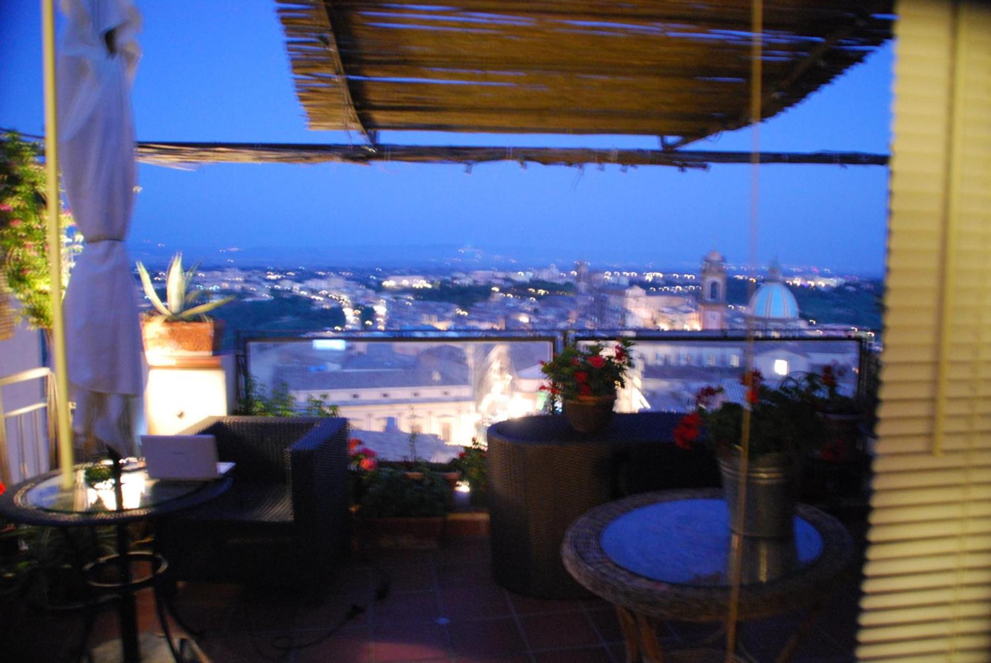 Casa Tipica Siciliana Patronale Home Bedandbreakfast Tremetrisoprailcielo Camere Con Vista, Colazione Interna In Terrazzo Panoramico กัลตาจีโรเน ภายนอก รูปภาพ