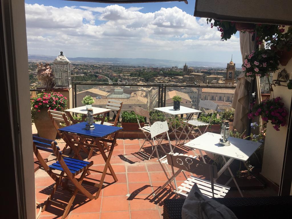 Casa Tipica Siciliana Patronale Home Bedandbreakfast Tremetrisoprailcielo Camere Con Vista, Colazione Interna In Terrazzo Panoramico กัลตาจีโรเน ภายนอก รูปภาพ
