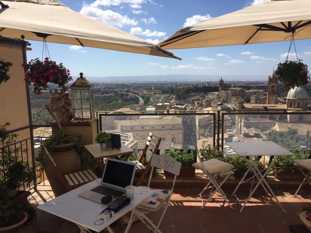 Casa Tipica Siciliana Patronale Home Bedandbreakfast Tremetrisoprailcielo Camere Con Vista, Colazione Interna In Terrazzo Panoramico กัลตาจีโรเน ภายนอก รูปภาพ