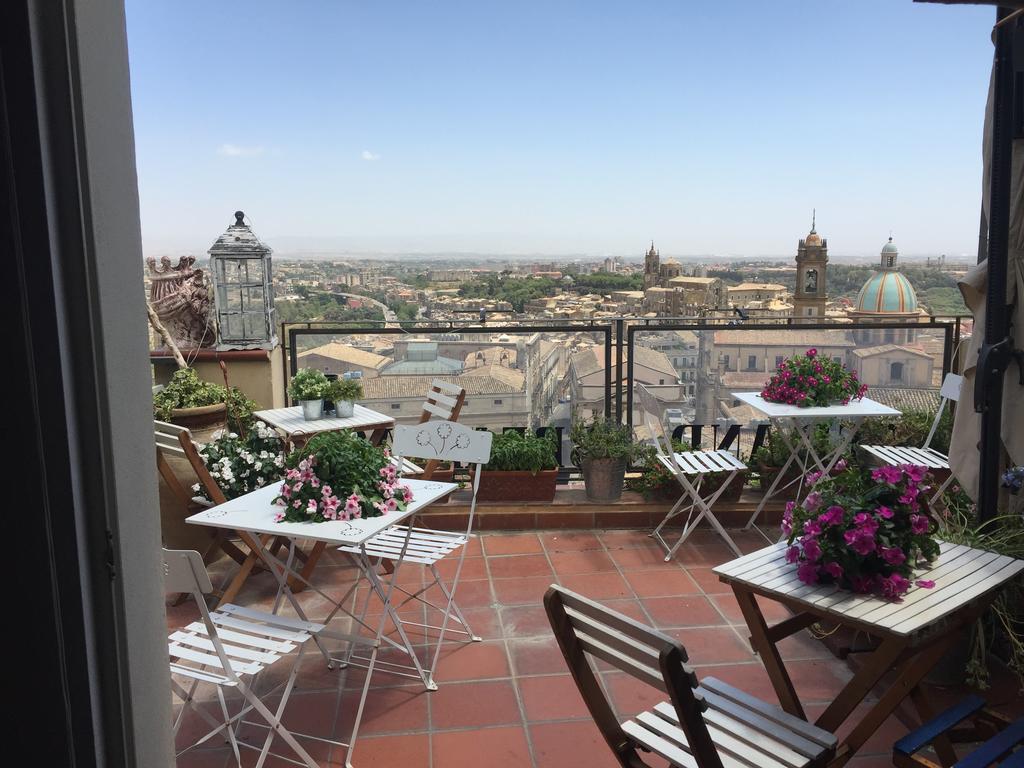 Casa Tipica Siciliana Patronale Home Bedandbreakfast Tremetrisoprailcielo Camere Con Vista, Colazione Interna In Terrazzo Panoramico กัลตาจีโรเน ภายนอก รูปภาพ