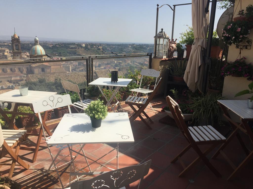 Casa Tipica Siciliana Patronale Home Bedandbreakfast Tremetrisoprailcielo Camere Con Vista, Colazione Interna In Terrazzo Panoramico กัลตาจีโรเน ภายนอก รูปภาพ