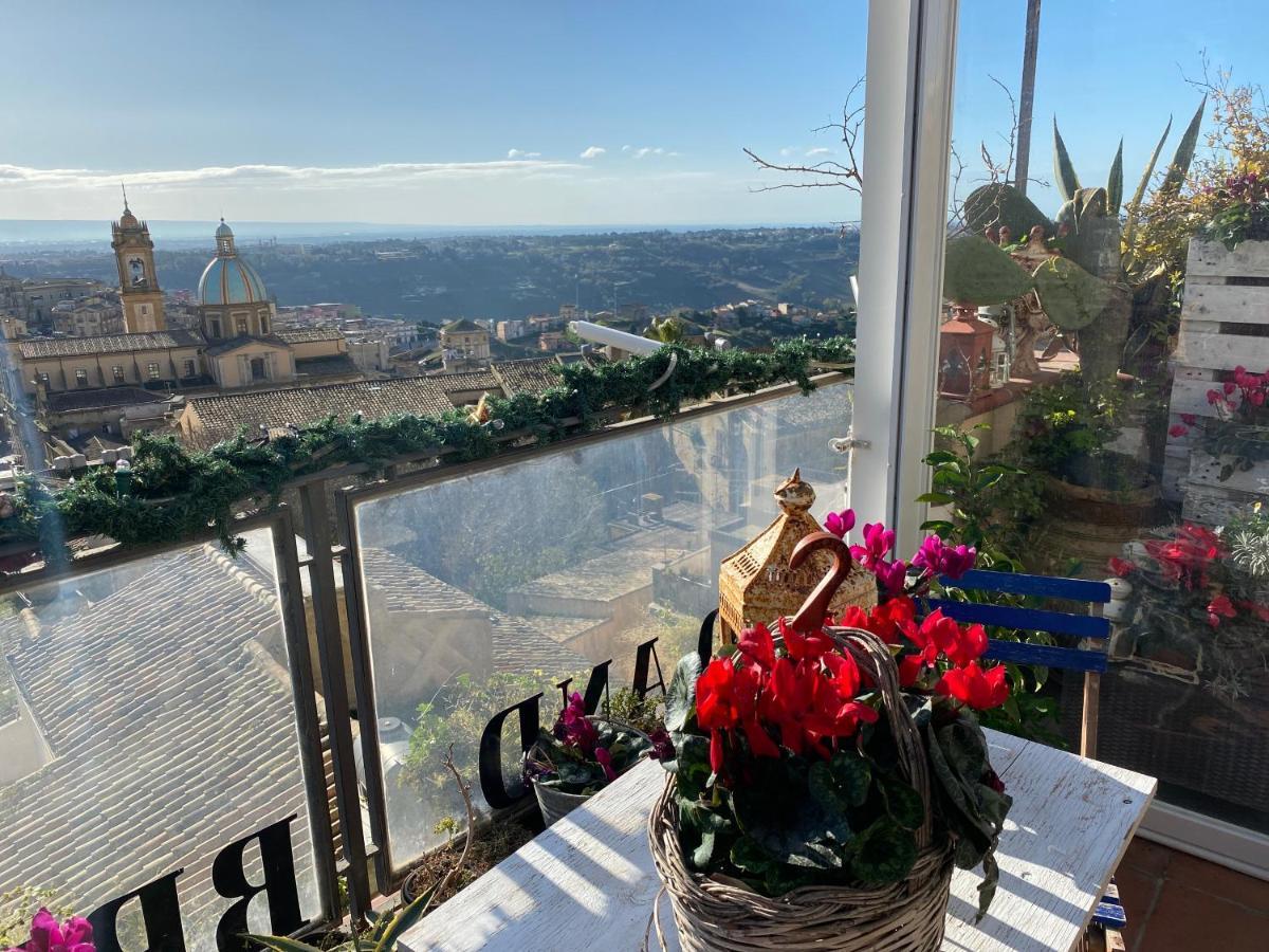 Casa Tipica Siciliana Patronale Home Bedandbreakfast Tremetrisoprailcielo Camere Con Vista, Colazione Interna In Terrazzo Panoramico กัลตาจีโรเน ภายนอก รูปภาพ