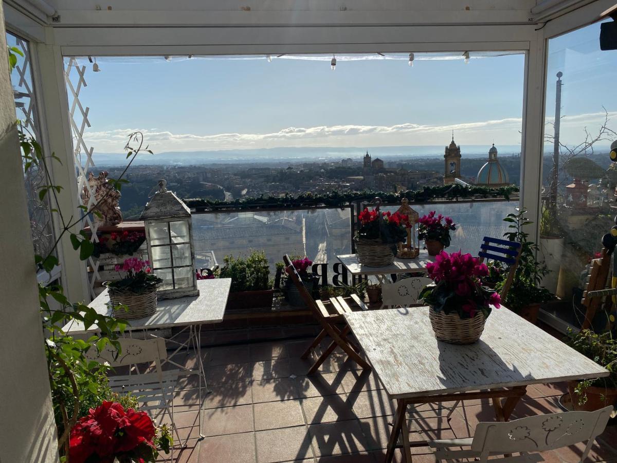 Casa Tipica Siciliana Patronale Home Bedandbreakfast Tremetrisoprailcielo Camere Con Vista, Colazione Interna In Terrazzo Panoramico กัลตาจีโรเน ภายนอก รูปภาพ